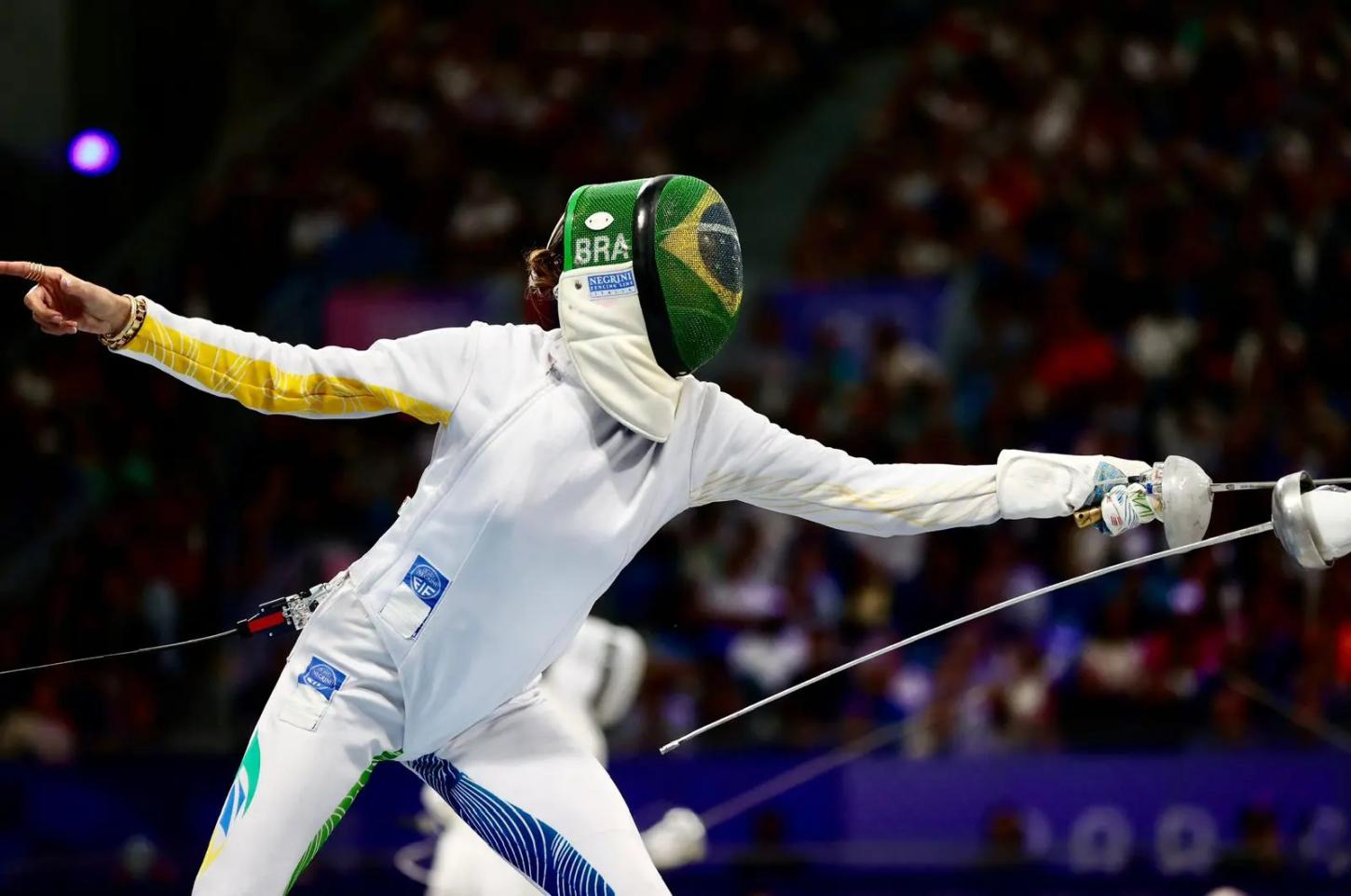 Com cirurgia marcada, esgrimista Nathalie Moellhausen deixa competição de espada em Paris 2024