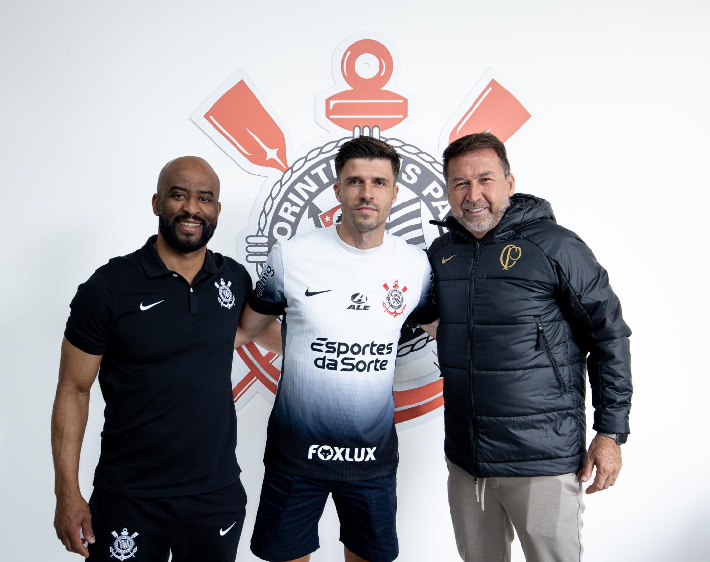 Corinthians contrata atacante Héctor Hernández por duas temporadas
