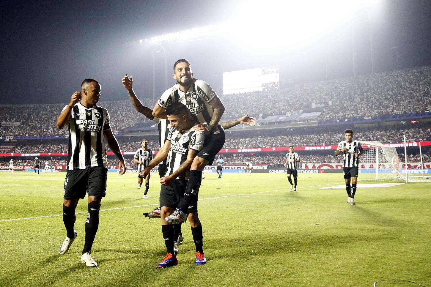 Botafogo vence no Morumbis e vai às semis da Libertadores