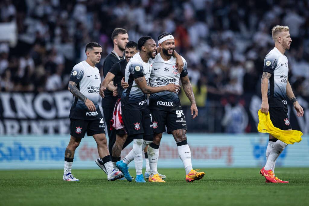 Corinthians se reabilita na estreia de Depay