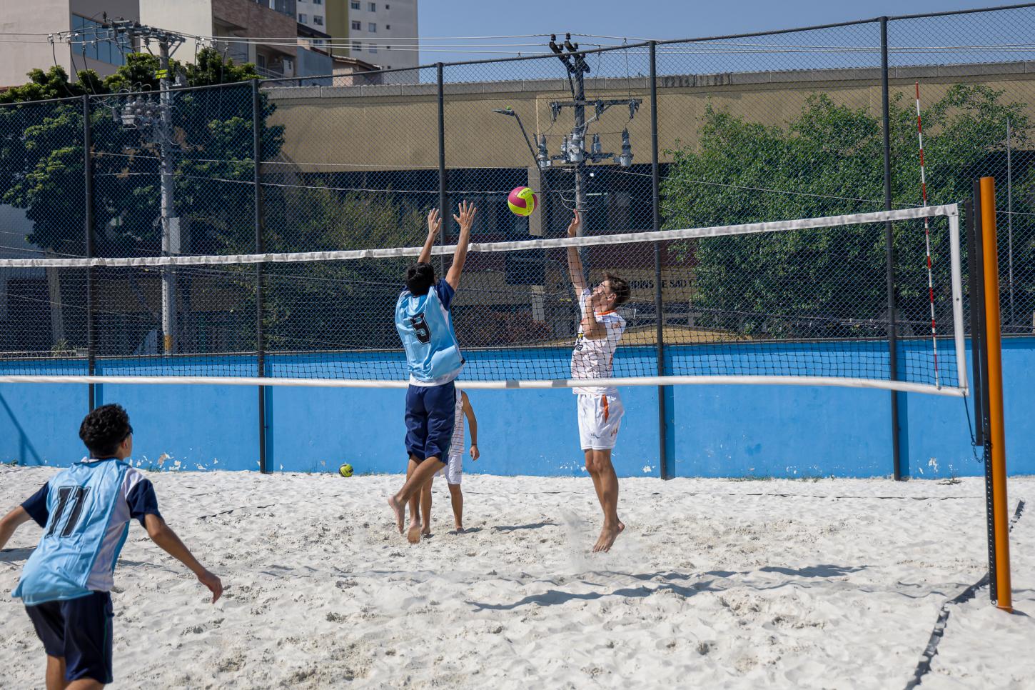 Jogos Escolares de São Caetano têm início com partidas de vôlei de areia no Centro de Desporto Universitário