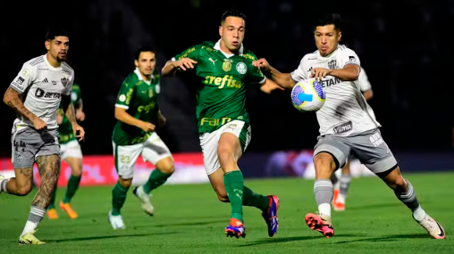 Palmeiras vence Atlético e segue na briga pelo título
