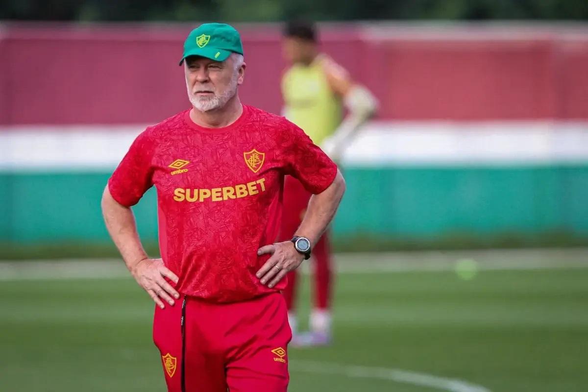 Após protestos, presidente do Fluminense banca Mano Menezes