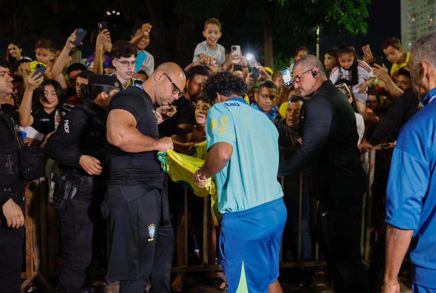 Com festa da torcida, Seleção se despede do Bezerrão