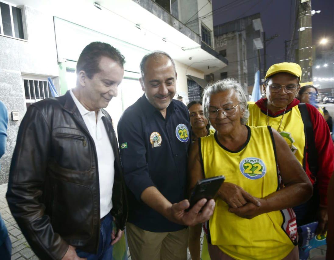 Guto Volpi e Celso Russomanno realizam caminhada na região central de Ribeirão Pires