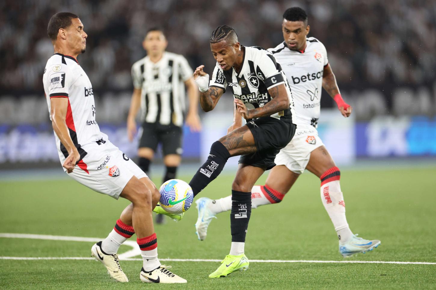 Botafogo volta a decepcionar o torcedor e perde a liderança do Brasileirão