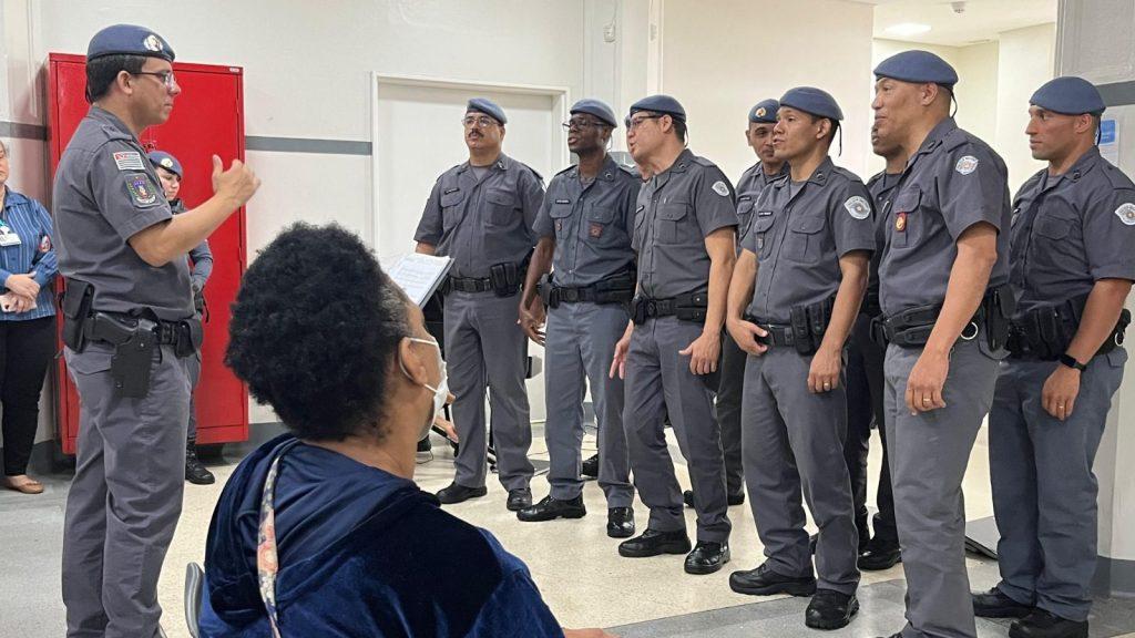 Coral da PM visita pacientes em tratamento oncológico