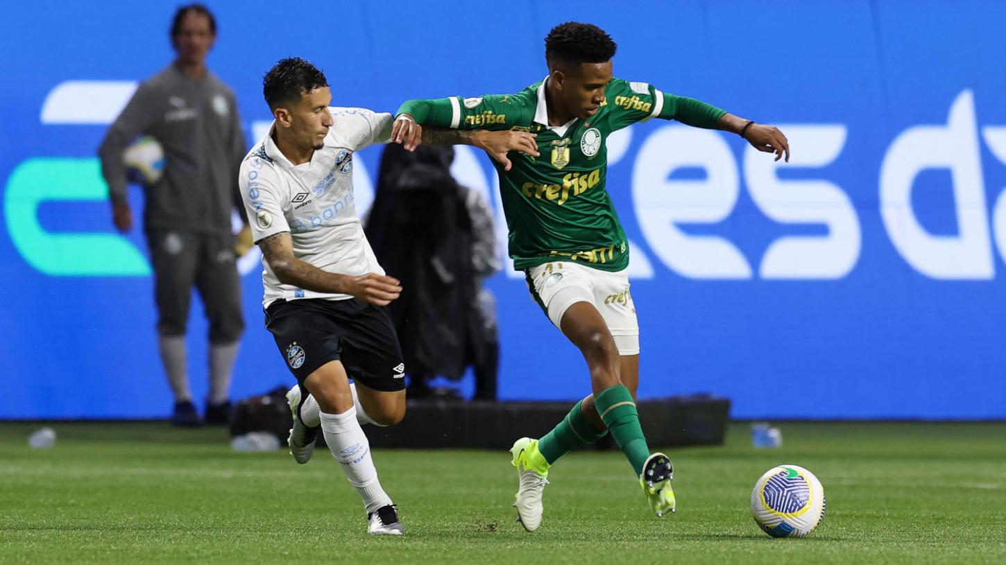 Palmeiras sofre, mas vence o Grêmio jogando no Allianz
