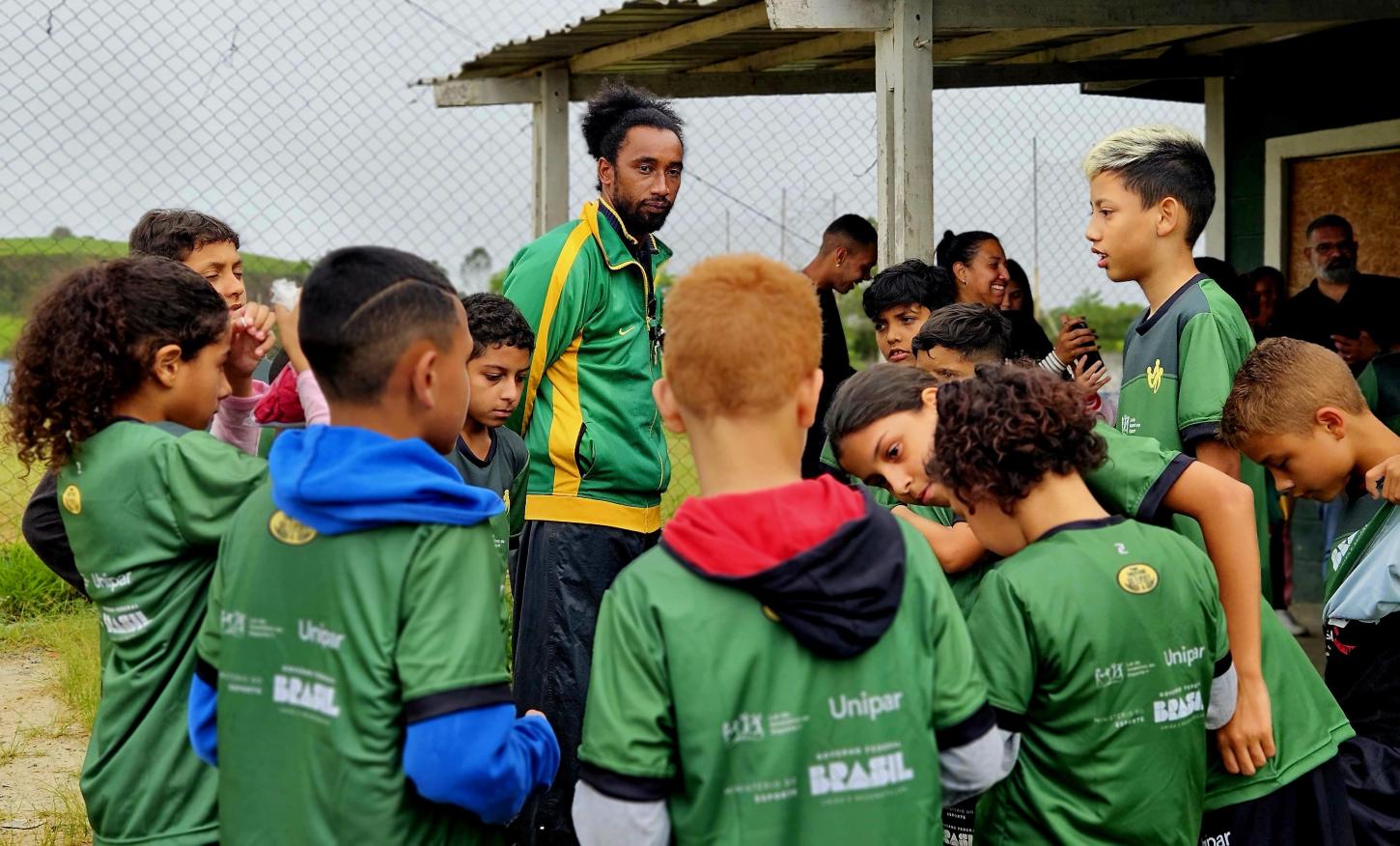 Sementinhas do Esporte entrega uniformes para alunos de futsal em Ribeirão Pires