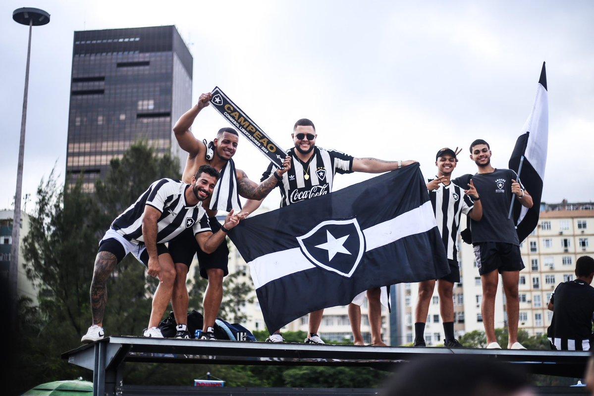 Botafogo chega ao Rio e é recebido por milhares de torcedores