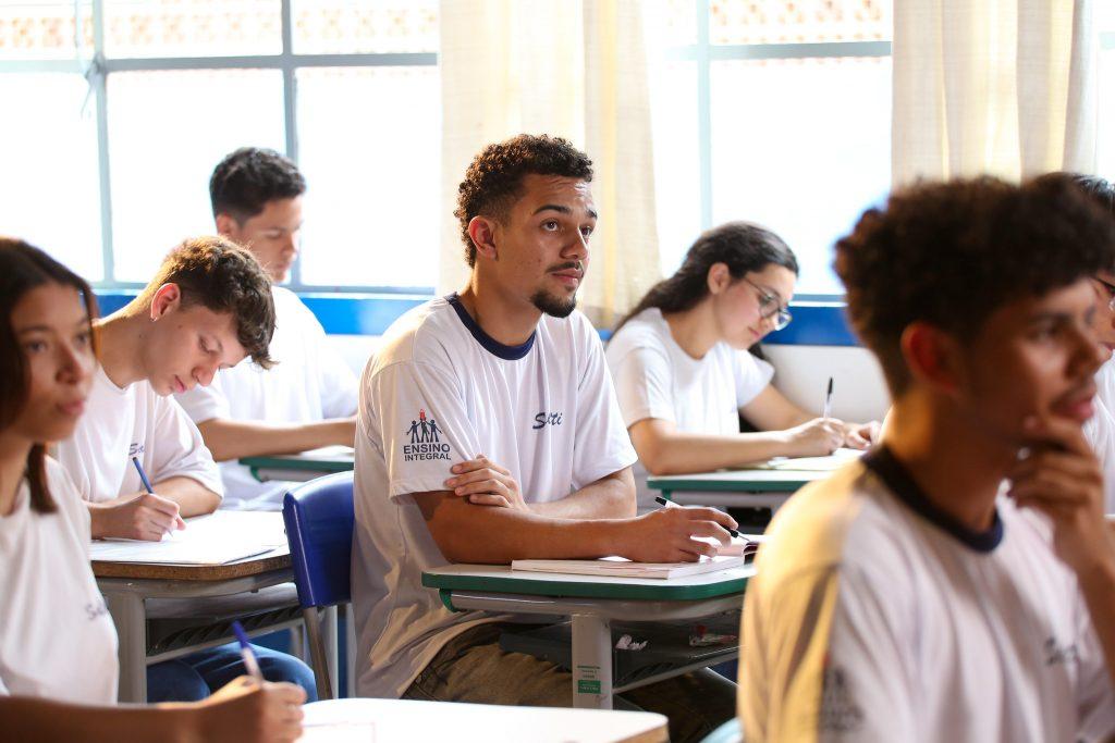 Governador Tarcísio de Freitas sanciona lei que proíbe uso de celulares em escolas públicas e particulares de SP