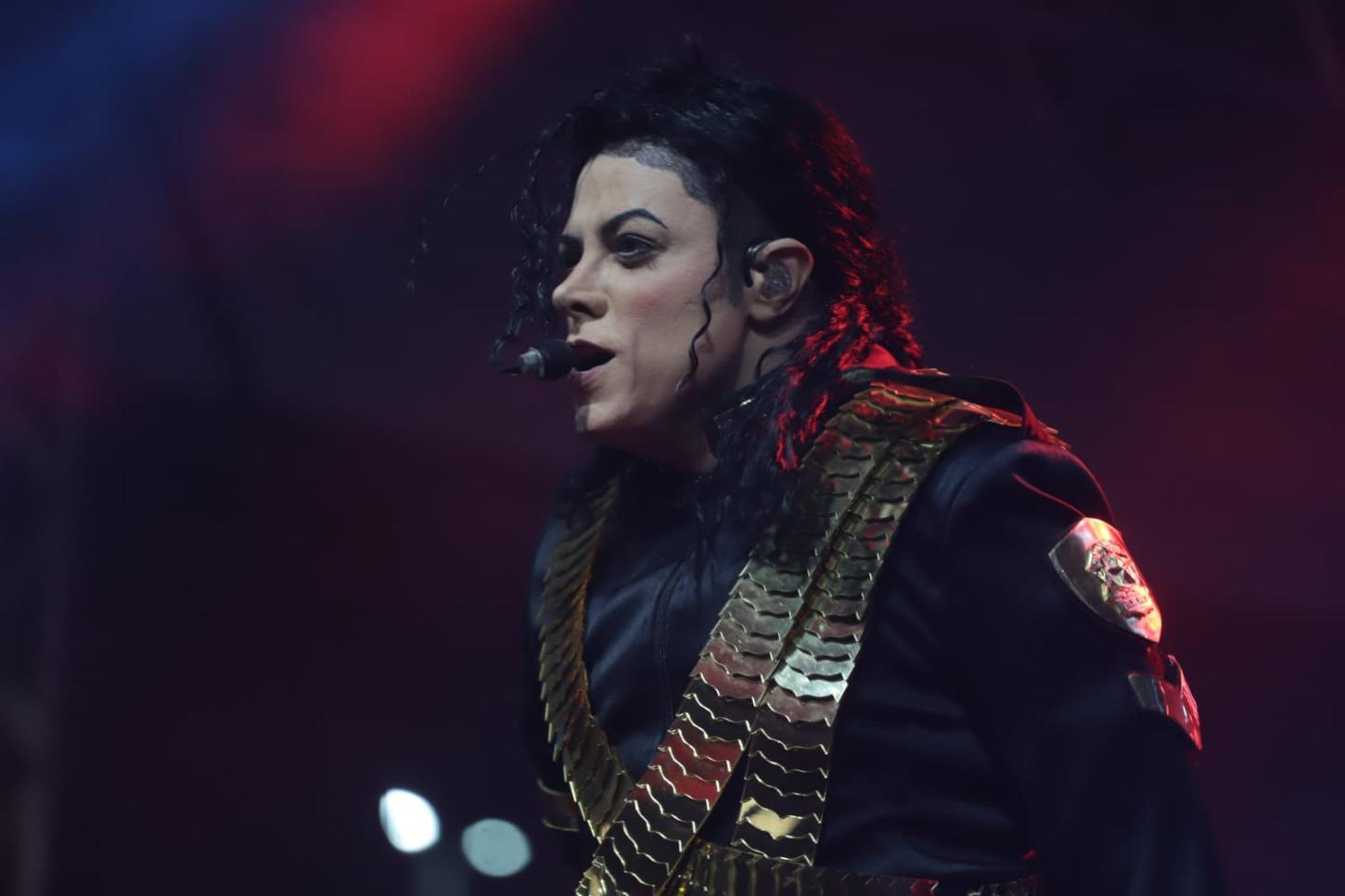 Rodrigo Teaser encerra Natal Solidário com tributo a Michael Jackson no Paço Encantado de Santo André
