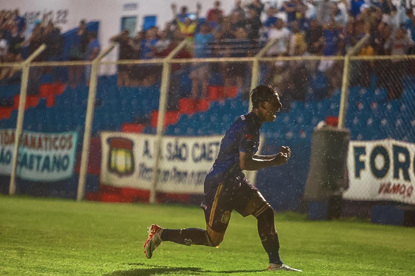 Com raça e debaixo de muita chuva, São Caetano vence e se recupera no Paulistão A4