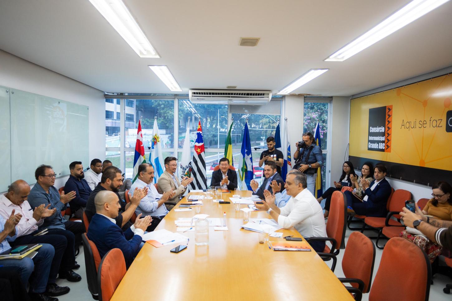 Prefeito Marcelo Lima assina contratos das novas moradias destinadas às famílias que habitavam antigo Galpão Eiji Kikuti