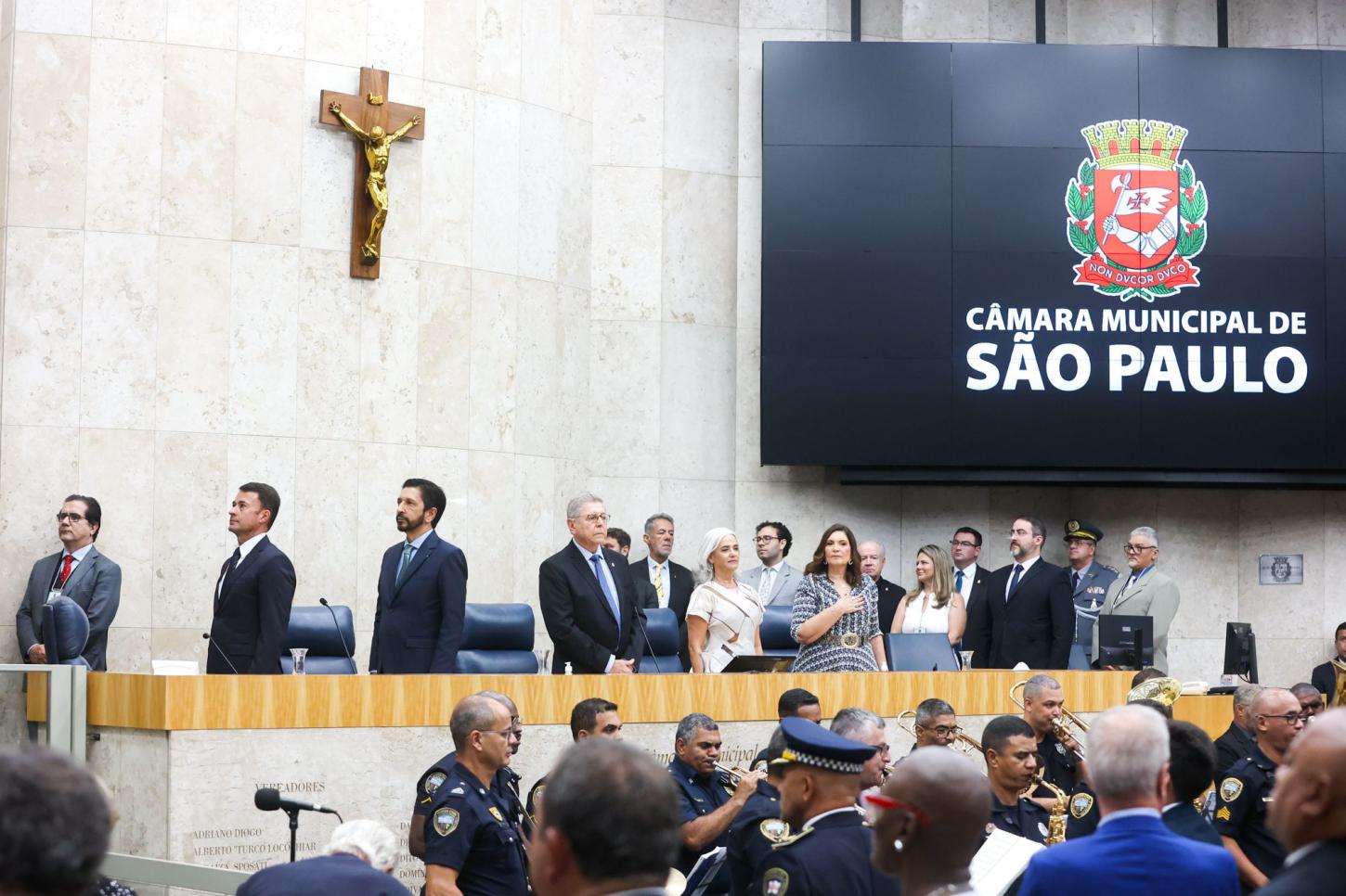 Prefeito, vice e vereadores eleitos tomam posse em sessão na Câmara Municipal 