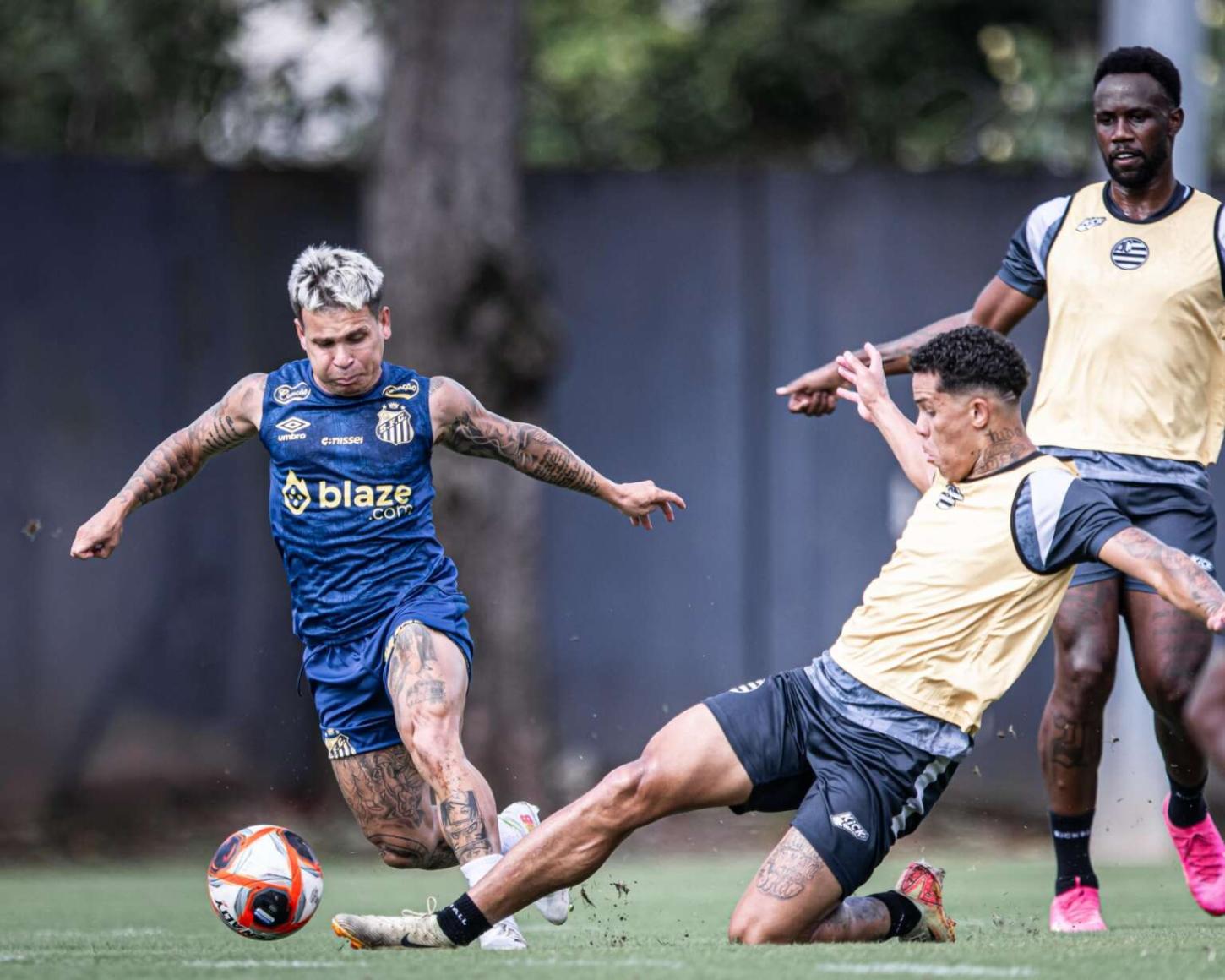 Santos perde para o Athletic-MG em jogo-treino no CT Rei Pelé