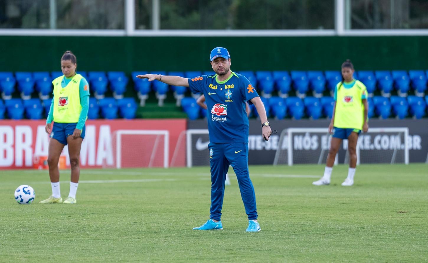 Arthur Elias explica opção por período de treinos e exalta volta da Copa do Brasil Feminina