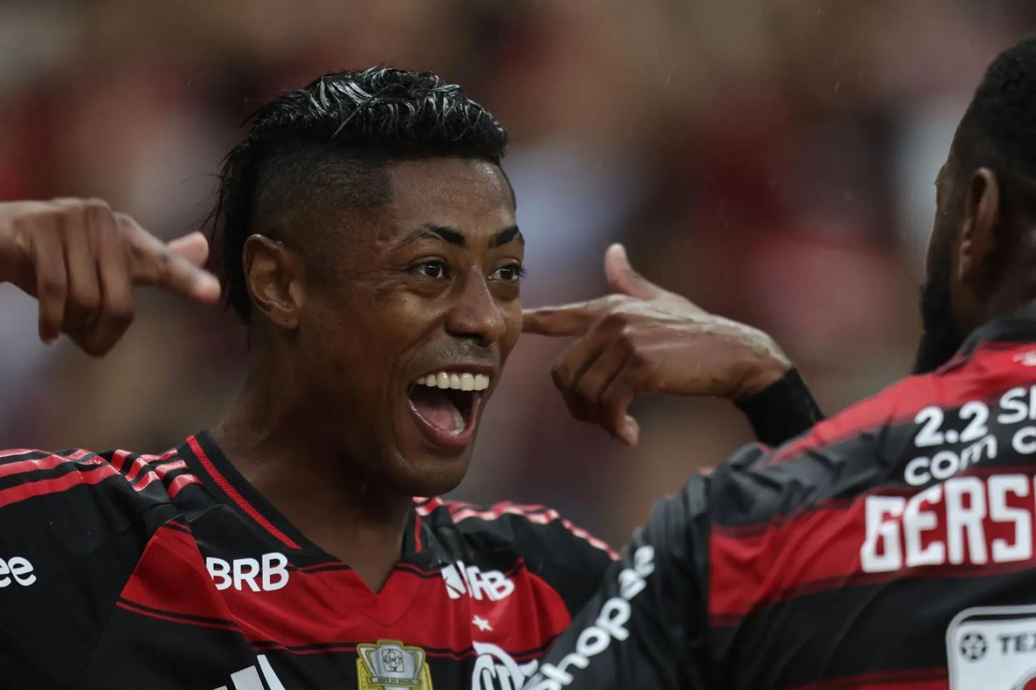 Bruno Henrique é coroado Rei do Jogo no Mangueirão