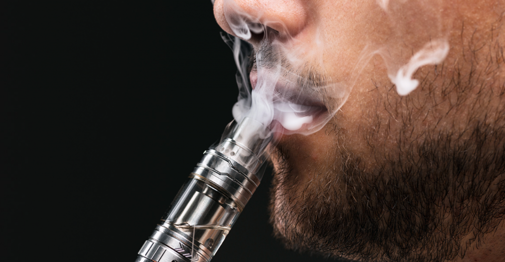 Cigarro eletrônico altera estrutura dos dentes e aumenta risco de cáries, mostra estudo