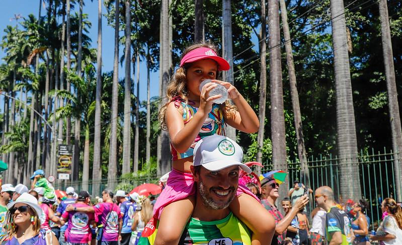 Megabloco Chora Me Liga atrai milhares de foliões ao som do sertanejo na manhã deste domingo