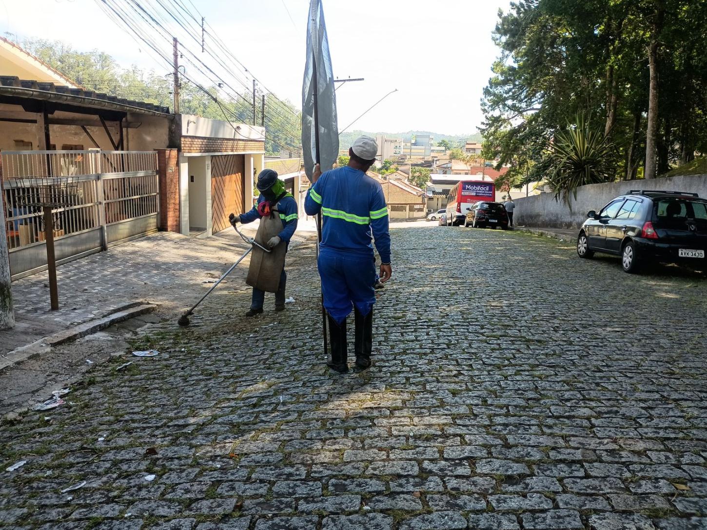 Prefeitura de Ribeirão Pires realiza limpeza e roçagem nas ruas da cidade