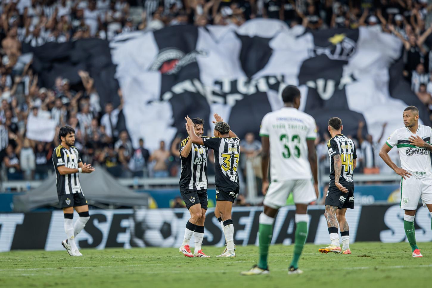 Atlético goleia e coloca a mão na taça em Minas