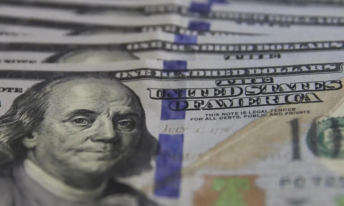 Dólar tem maior queda diária em dois anos e meio e fecha a R$ 5,75