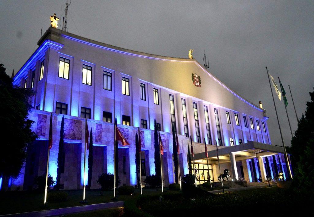 Palácio dos Bandeirantes é iluminado no Março Azul