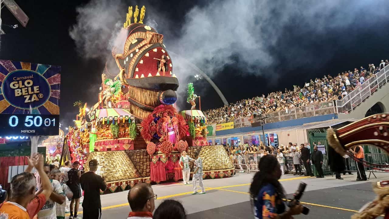 Primeira noite é cheia de brilho e emoção no Anhembi