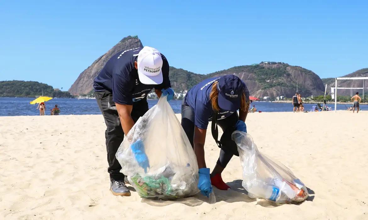 Voluntários retiram mais de 600 kg de resíduos da Baía de Guanabara