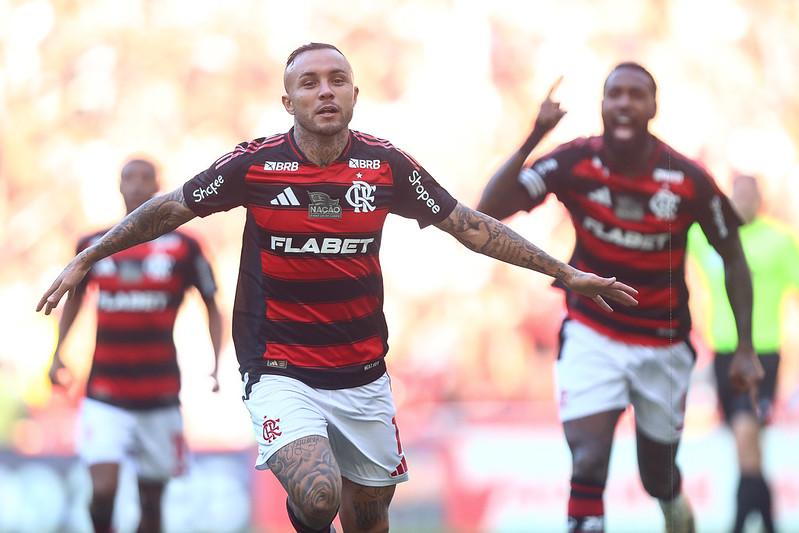 Flamengo goleia o Corinthians no Maracanã