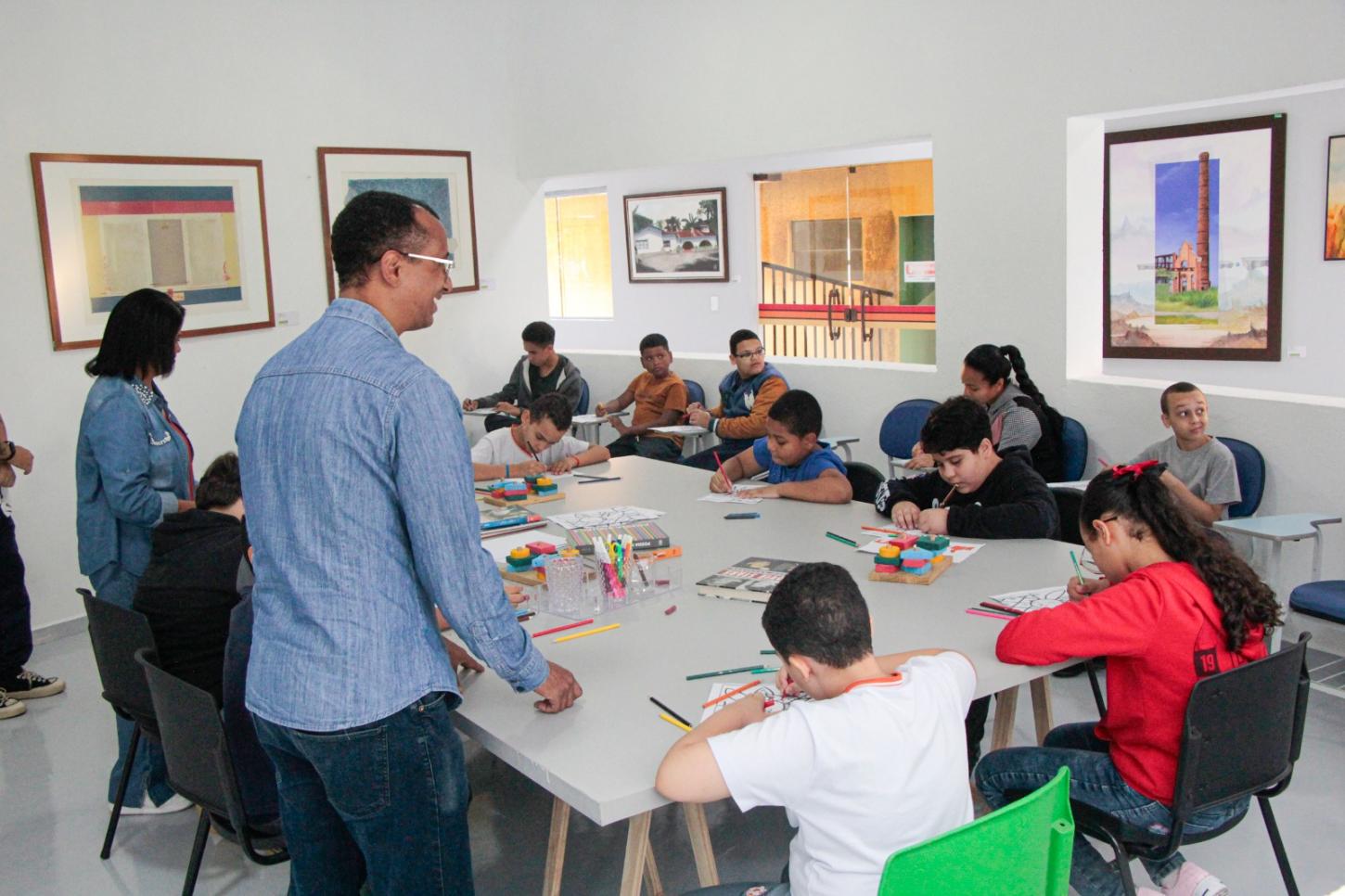 Pinacoteca de Ribeirão Pires encanta alunos da APRAESPI