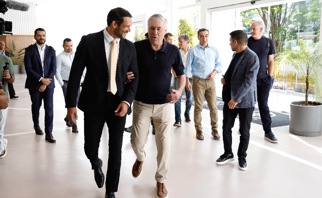Ancelotti visita Museu da Seleção