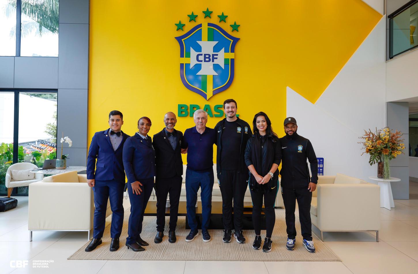 Carlo Ancelotti conhece estrutura da Granja Comary