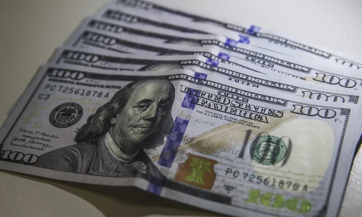 Dólar cai para R$ 5,66 após suspensão de tarifas de Trump