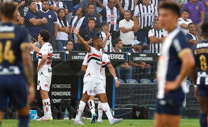 Em noite inspirada de Andre Silva, São Paulo vence fora na Libertadores