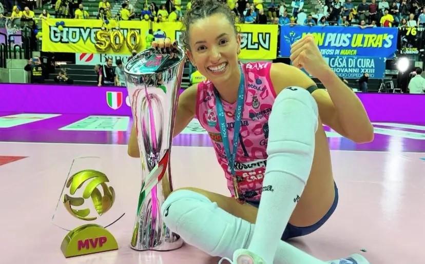 Gabi Guimarães encerra sua primeira temporada no vôlei italiano com cinco taças e prêmios individuais