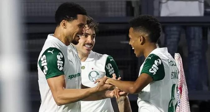 Palmeiras vence mais uma fora de casa e segue na liderança