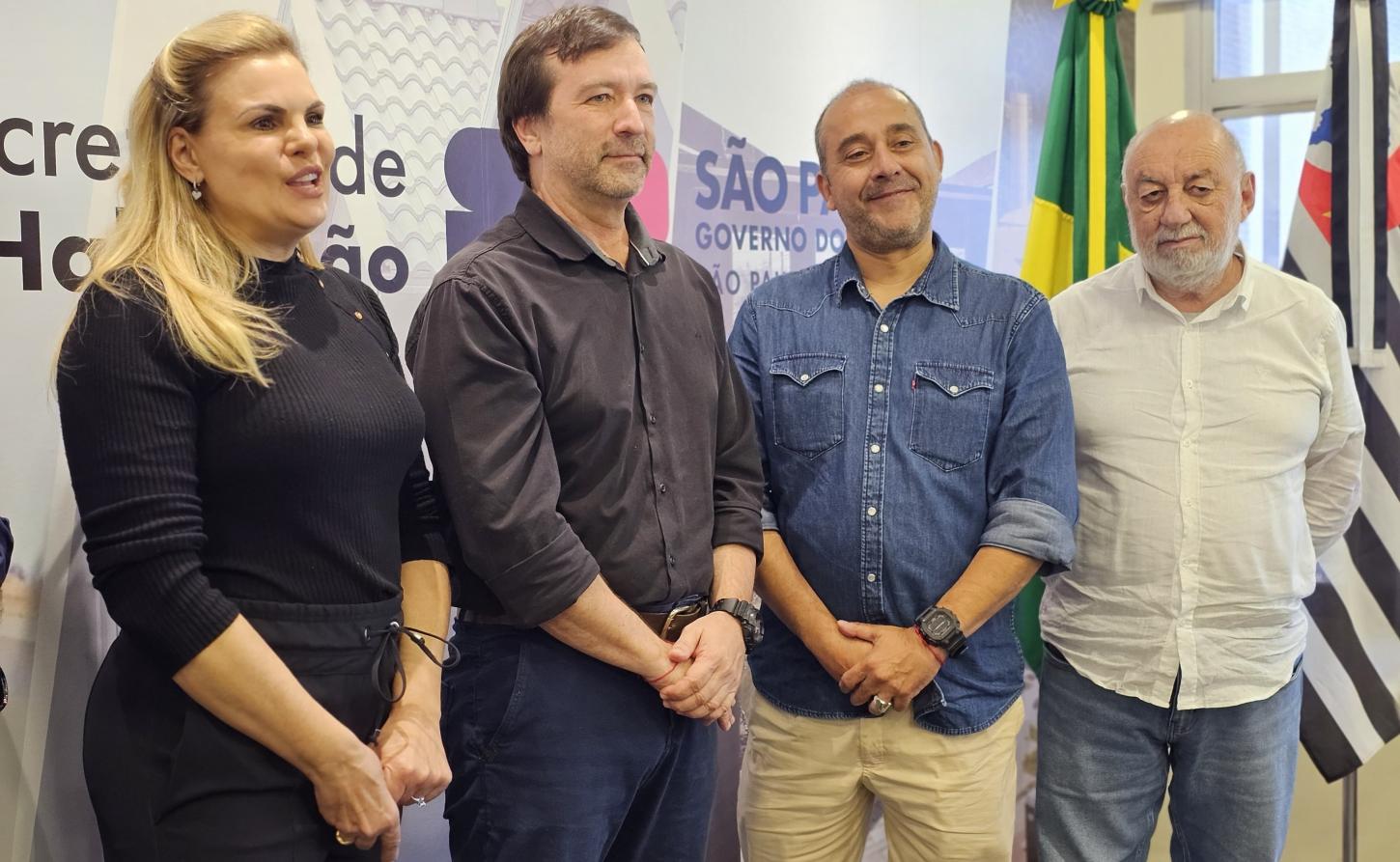 Guto Volpi entrega ofício com áreas para 500 moradias populares em Ribeirão Pires