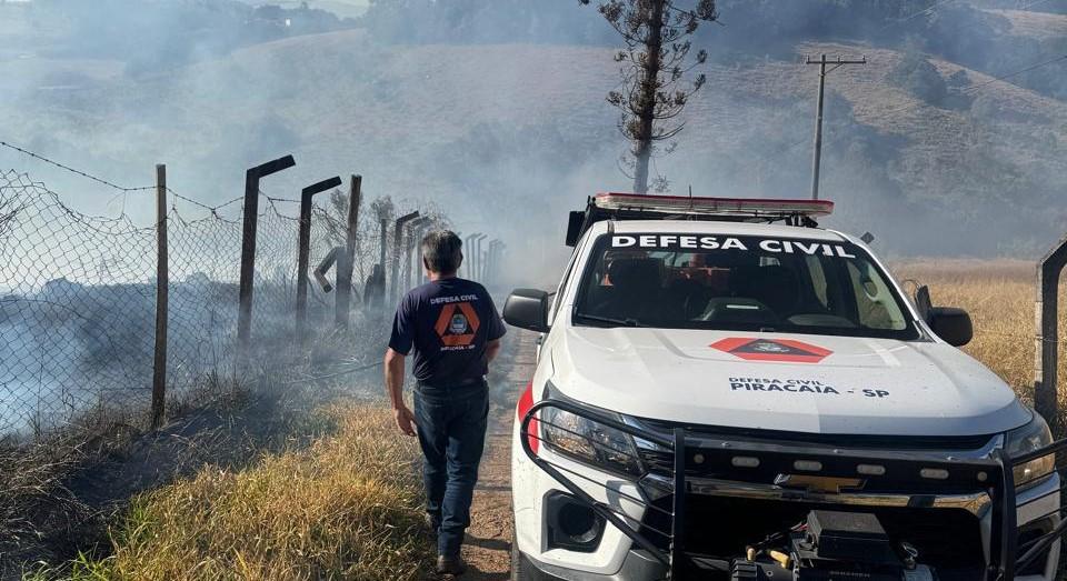 Agentes municipais de Defesa Civil seguem atuando na linha de frente no combate a incêndios em vegetação