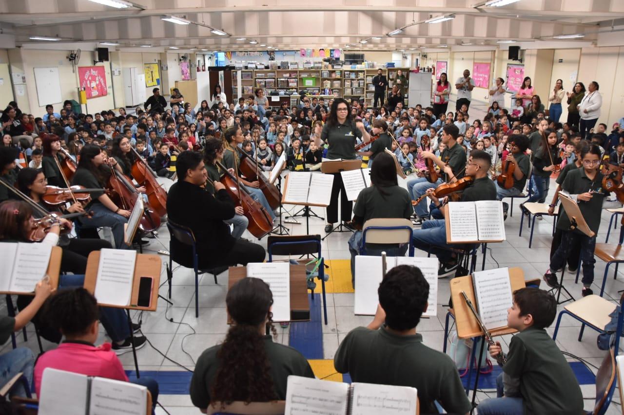 Alunos de Santo André prestigiam apresentação da Orquestra Locomotiva