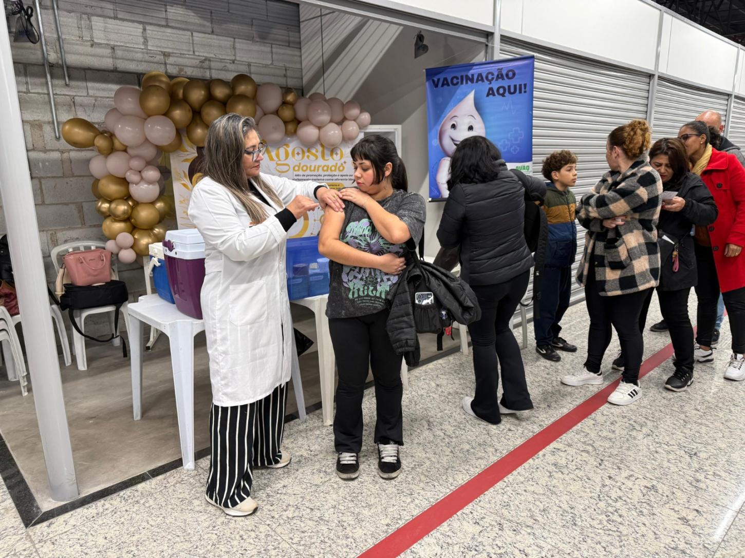Mauá leva ações de saúde e campanha do Agosto Dourado ao Shopping Nova Estação