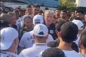Torcida do Santos invade CT dois dias após goleada histórica