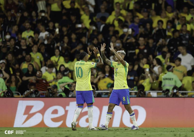 Brasil vence Chile por 3 a 0 em festa no Maracanã e sobe para 2º nas Eliminatórias
