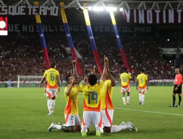 Colômbia vence a Venezuela em jogo com nove gols, e Luis Soáres brilha com quatro gols