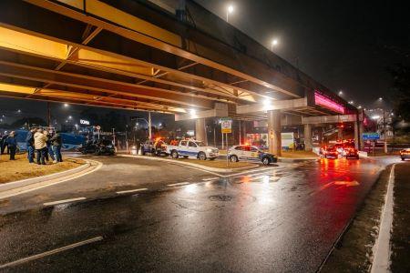 Entrega de readequações viárias melhora mobilidade na Av. Robert Kennedy, sob o Viaduto Mamãe Clory