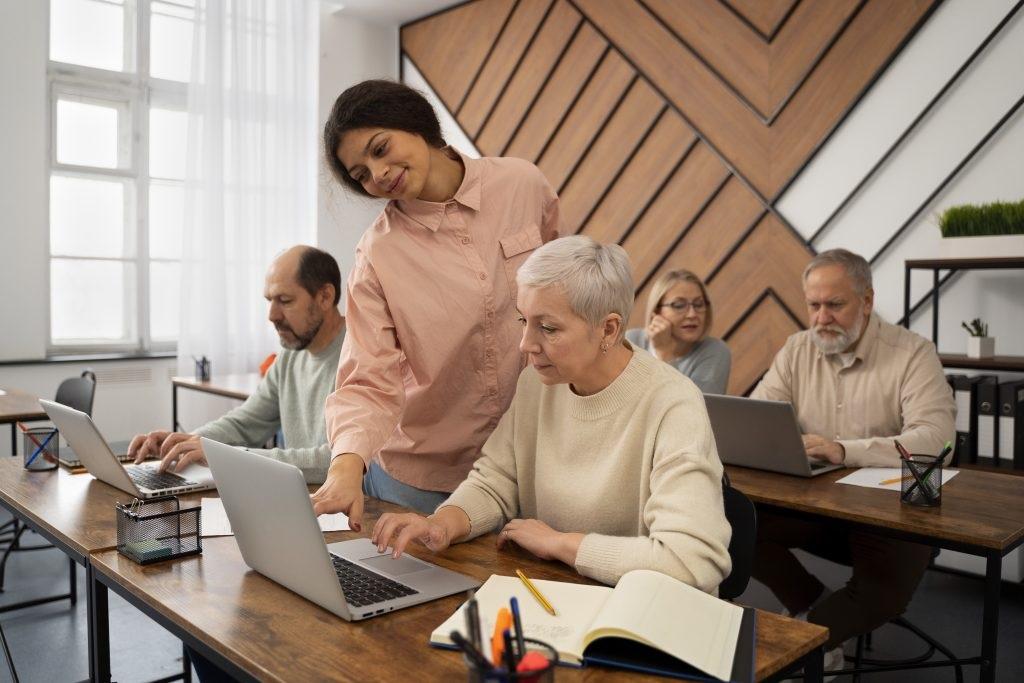 Governo de SP amplia serviços para a população idosa; saiba mais sobre as ações no estado