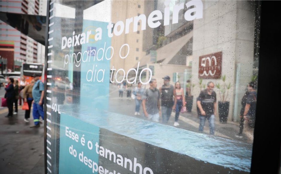 Governo de SP leva ‘aquário’ à avenida Paulista para mostrar o impacto do desperdício de água no dia a dia