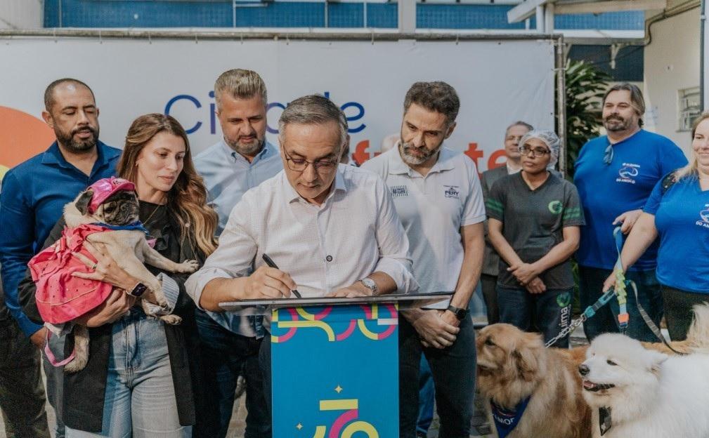 Prefeito de São Bernardo assina lei que permite visita de pets em hospitais