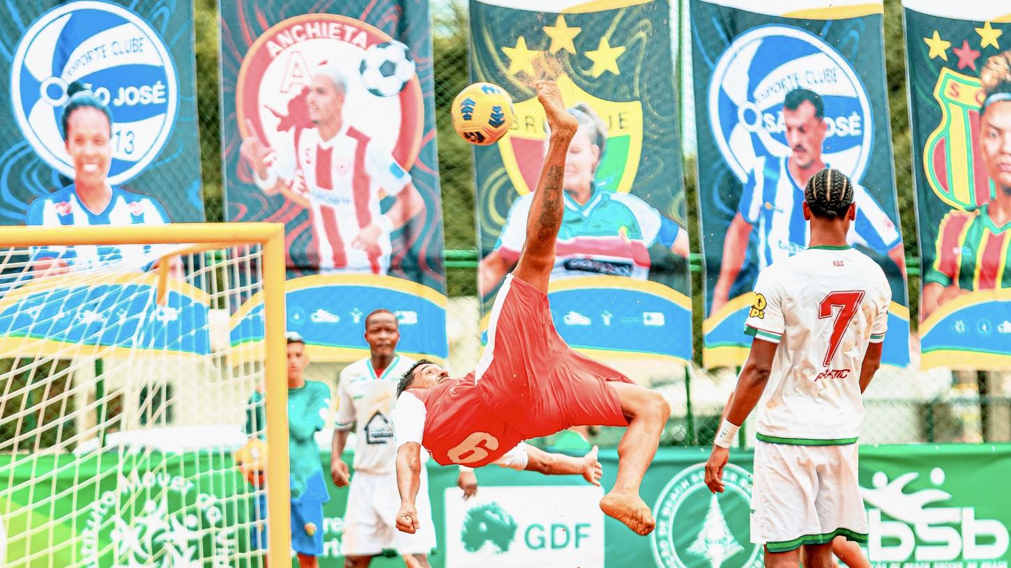Clássico, surpresa e muitos gols dão o tom na estreia da Supercopa do Brasil Beach Soccer